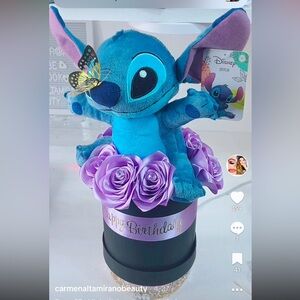 Caja silindrica con stitch y rosas